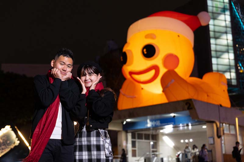 「薑餅人」，巨型薑餅人可愛捧著臉歡迎大家來到新北歡樂耶誕城。圖／新北市政府