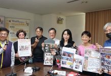 南市「動人百分百 照片說真情」69件優勝作品 一窺長者及新住民朋友學習甘苦及生活點滴 忠義國小成教班83歲學員王阿敏(左二)及海佃國小新住民教育班學員阮氏如霞(右三)分享照。圖/台南市政府