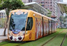 蜜柑站長迎橘色惡魔! 輕軌期間限定「柑橘號」上路掀搶拍風潮 圖/高雄市政府新聞局