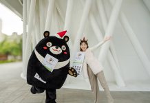 高雄市政府送出聖誕大禮「高雄熊—哈囉我來了~」LINE貼圖,免費下載中! 市府發言人周璟瑜與高雄熊特別以聖誕裝扮送大家聖誕禮物。圖/高雄市政府