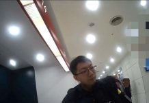 誆稱跟會可回本 老婦人險投資遭詐56萬元 內湖警及行員成功攔阻保老本 警員向曾姓婦人解說詐騙手法。圖/台北市政府