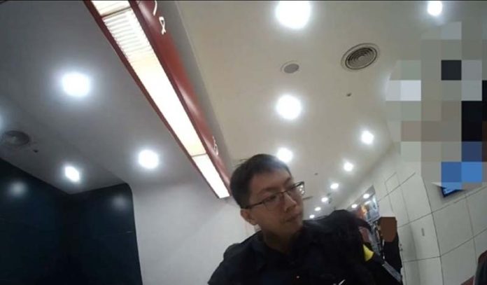 警員向曾姓婦人解說詐騙手法。圖／台北市政府