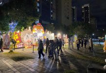 新北歡樂耶誕城攜手白爛貓家族 萬坪公園燈區化身甜蜜耶誕派對 「白爛貓的甜蜜耶誕派對」聚集好玩、好拍又好買的商品與拍照裝置,歡迎大家前來感受耶誕氛圍。圖/新北市政府