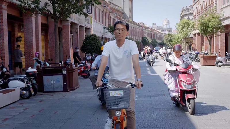 何國鼎喜歡騎著腳踏車逛逛泉州這座熟悉的城市。圖/何國鼎提供
