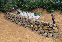 新北水保服務團全國績優三連霸 年輔導逾1600農民 謝孟良親自到現場直接指導民眾如何在農地進行簡單水保處理。圖/新北市政府農業局