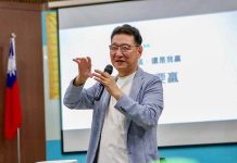 趙少康承諾重新檢討教科書 與侯友宜共同爭取年輕選民支持 圖/取自趙少康臉書