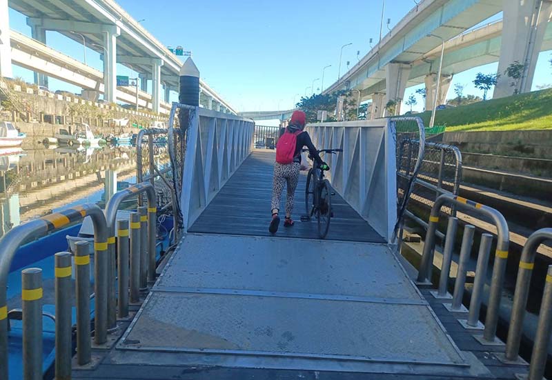 台北港護城河浮動牽引道修復完成串起環島自行車動線。圖／新北市政府