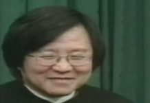 臺灣繼經濟奇蹟之後又一世界奇蹟! 319槍擊案時,邱義仁的一抹神秘微笑讓藍營質疑是綠營自導自演。圖/翻攝自畫面