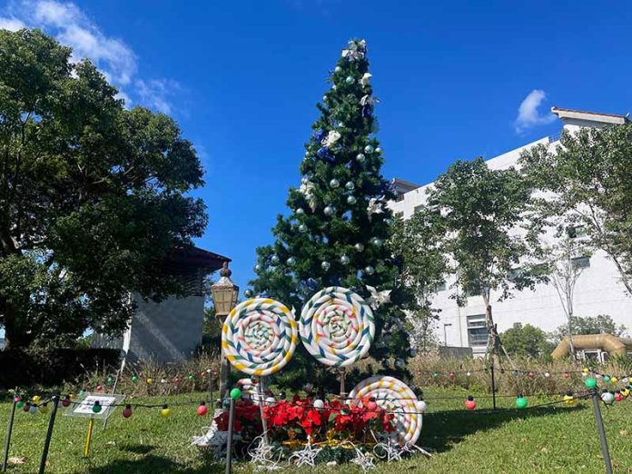 迪化污水處理廠休閒運動公園聖誕樹及棒棒糖裝飾。圖／臺北市政府工務局