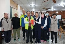 馬公市濟公廟冬令救濟 溫馨送愛心 濟公廟慈善關懷冬令救濟會。圖/ 澎湖縣政府