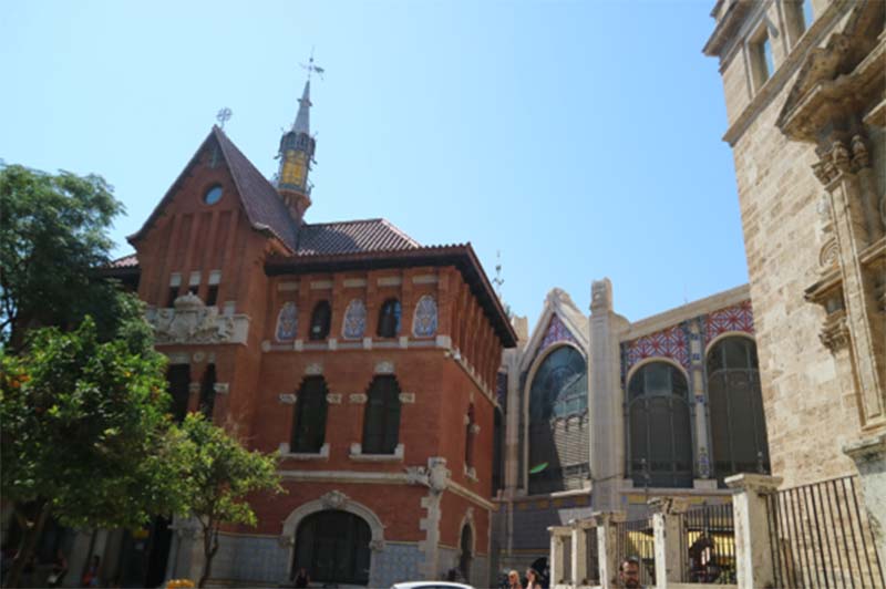 興建歷時200年，融合歌德、巴洛克式風格的大教堂。