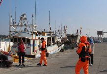 中國非洲豬瘟新變種病毒嚴峻 臺南市呼籲漁友遵守防疫規定 將軍漁港安檢所宣導船員配合非洲豬瘟防疫措施。圖/台南市農業局