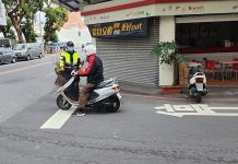 增進無號誌交通安全,東警路口大執法,加強取締未停車再開 東警路口大執法,加強取締未停車再開。圖/臺東縣警察局交通隊