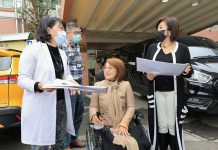 基隆市府完善緊急轉銜安置 市立醫院預留四空床協助特殊個案安置需求 副市長邱佩琳與社會處長楊玉欣,聽取市立醫院長王慧珺環境業務介紹,掌握未來機構床位增設佈建情形。圖/基隆市政府