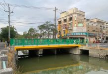 避免人車爭道茄萣大排增設人行橋完工開放 茄萣大排(進學路與忠孝街)增設人行橋完工開放。圖/高雄市政府工務局新建工程處