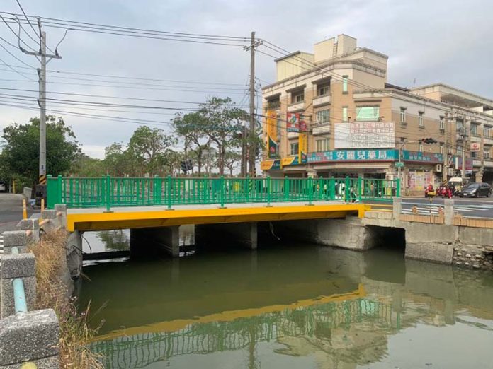 茄萣大排(進學路與忠孝街)增設人行橋完工開放。圖／高雄市政府工務局新建工程處