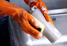 保溫瓶只裝水也可能藏危機,醫生提醒「刷洗晾乾」兩步驟保健康 圖/shutterstock