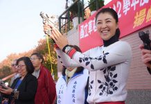 草商運動會縣長許淑華致詞 鼓勵學子申請出國獎助金 草商運動會縣長許淑華致詞 ,並 鼓勵學子申請出國獎助金。圖/南投縣政府