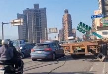 基隆交叉路口慘遭拖板車襲擊!紅綠燈號誌桿連根拖行20公尺 基隆拖板車撞斷號誌桿電線掉一地大塞車。圖/擷取自網路