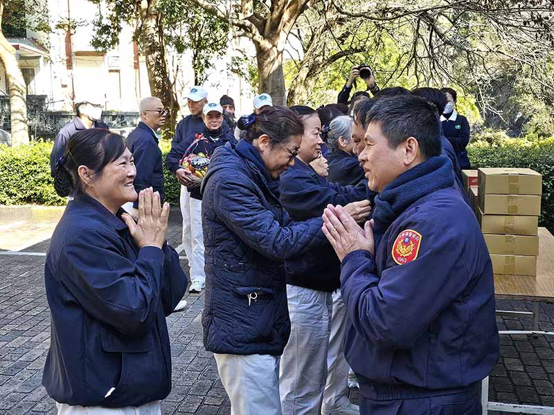 慈濟志工與花蓮縣警察局1月5日上合歡山感恩執行雪季勤務的員警，圖為天祥派出所。