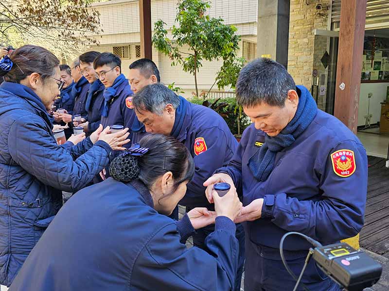 慈濟志工與花蓮縣警察局1月5日上合歡山感恩執行雪季勤務的員警，圖為天祥派出所。