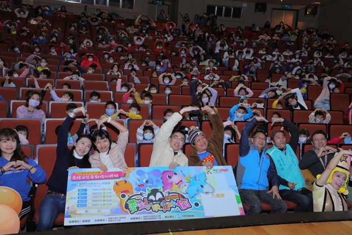 市長謝國樑陪同學童在基隆表演藝術中心演藝廳觀賞如果劇團表演。圖／基隆市政府