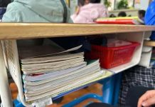 中國小學生書包重20多公斤 家長急了 老師告訴他們『大的放下面,小的放上面,開口朝右邊』的整理口訣。圖/狐搜網