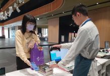 寒假樂閱讀 借閱冊數加倍 南市圖邀請大家龍年一起來讀冊 利用APP行動借閱證借書。圖/台南市文化局