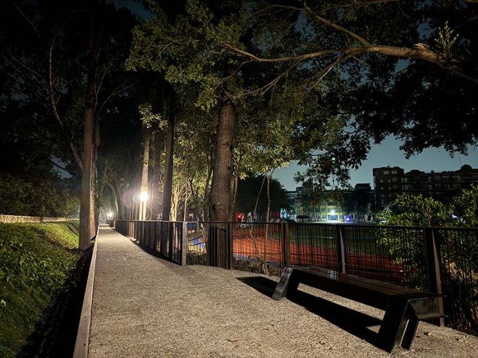 高中東側的高架棧道以及本次改善或新闢的步道，皆有適當補足植栽與照明，增加休閒。圖／台南市都市發展局