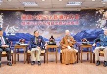 文化傳燈 佛光山文化院台北辦公室啟用 活動壓軸「傳燈—星雲大師文化薪傳座談會」,由依空法師(右二)、遠見.天下文化事業群創辦人高希均(左二)、國際佛光會中華總會總會長趙怡(右一)、中央大學人文藝術中心主任李瑞騰(左一)一同暢談星雲大師對佛教文化的薪傳、推動與貢獻。圖/佛光山