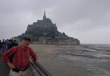 法國聖米榭爾山(Mont St.Michel)ㄧ日遊 St.Michel山漲潮遠觀彷彿仙境(左)/島上最高處的小教堂(中)/一周約900公尺的小島要爬上去還有點陡(右)。圖/楊正寬
