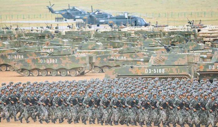 美國國防部即將發布的首份《國防工業戰略》報告稱，中國的工業「不僅大幅超過了美國的容量，而且還超過了我們主要的歐洲和亞洲盟國的總和」。資料圖為解放軍閱兵。