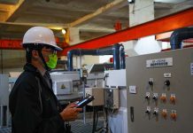 迪化污水處理廠推動智慧巡檢 提升工作效率且維護人員安全 人員檢視污泥濃縮機運轉情形並使用智慧型平板登錄流量。圖/臺北市政府工務局衛生