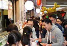 年貨走街蔣萬安發送發財金讓民眾搶先體驗過年氛圍 蔣萬安後華地商圈年貨大街走街。圖/臺北市政府