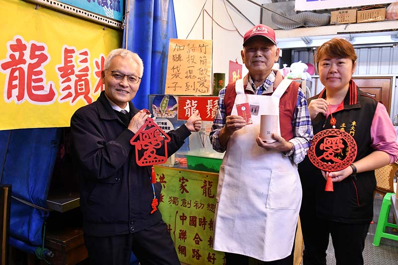 東大門夜市愛心店家響應減塑政策，不主動提供塑膠袋，顧客需要購買時他們就請顧客投零錢到竹筒。圖／慈濟基金會提供