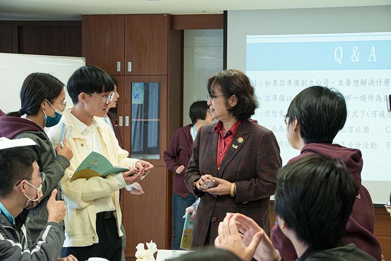 台灣尤努斯基金會董事長蔡慧玲律師於第二屆尤努斯扎根營為青年學子勉勵