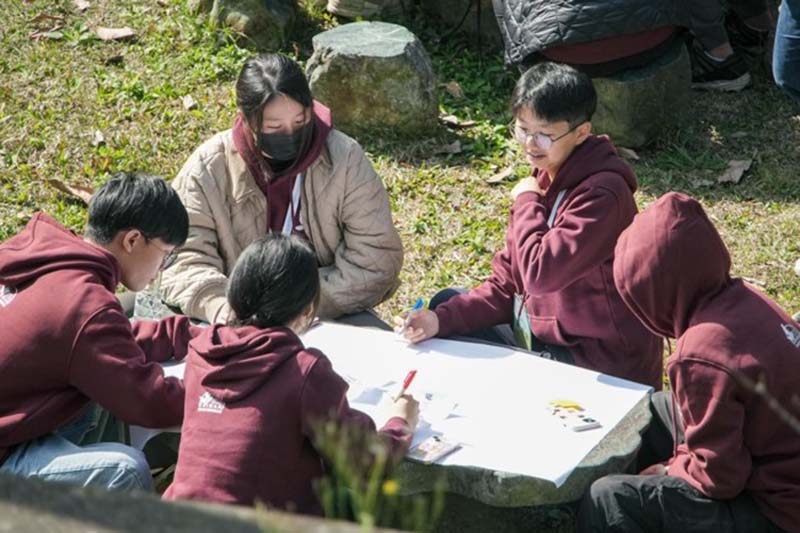 尤努斯扎根營學員在山林環繞中討論「三零行動」計畫