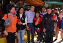 七堵南興市場發一元紅包 謝國樑公布捷運進度 市長謝國樑前往七堵南興市場,與菜籃族及市民朋友拜年。圖/基隆市政府