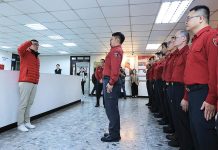 謝國樑向消防同仁致敬 至消防局發放春節值勤慰問金 市長謝國樑感謝消防局同仁努力工作,守護民眾生命健康安全。圖/基隆市政府