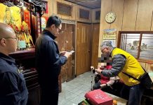 內湖警偕同西康里長慰問弱勢家庭過好年 圖/臺北市政府警察局內湖分局