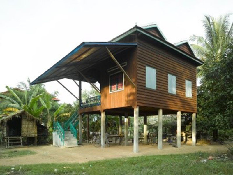 與東南亞其他國家類似的木製高腳屋民居。圖／楊正寬