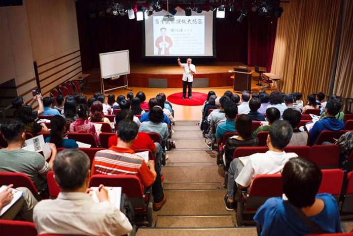謝沅瑾老師為台灣最知名的國際級易經風水命理大師，經常受邀上各大電視與平面媒體接受採訪錄影，演講邀約皆座無虛席。