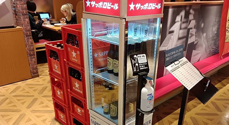在日本，煎餃基本上離不開與啤酒的搭配，即便杯子上印刷著煎餃的商標，裡面也要裝上冷洌的啤酒，才對味。