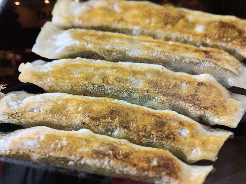連鎖名店「紅虎餃子坊」的鐵鍋為長方型，餃子也包成類似於台灣鍋貼，提供來到小倉的食客另一種選擇。