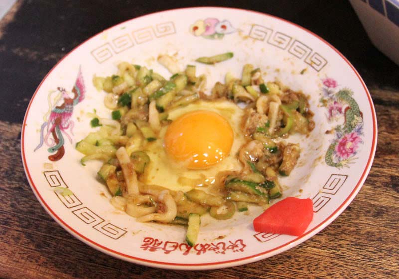 剩下一些麵料與食材，加顆生蛋，沖上熱湯攪拌，就成為了ちーたんたん「雞蛋湯」，不過這項產品，華人會叫「蛋花湯」。