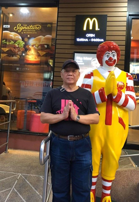 在Pattaya看到麥當勞叔叔為武漢肺炎祈福，我很感動，也連忙雙手合十，在ㄧ旁陪他默禱。(楊正寬)