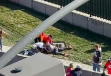 NFL堪薩斯市酋長隊封王遊行 爆發槍擊一死29傷 NFL堪薩斯市酋長隊封王遊行爆發恐槍擊 民眾拍到疑似槍手被群眾壓制畫面。圖/擷取自記者爆料網