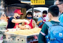美食市集囊括特色小吃 臺南市長黃偉哲發放美食券吸客 圖/臺南市政府經濟發展局