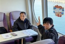 國戰會論壇/金門漁船事件:兩岸關係的轉折點?還是警鐘? 2名生還漁工在晉江市紅十字會人員協助下經小三通返回廈門,不過徐仲安(右)回去接受陸媒採訪時卻「爆料」說,是我方海巡艦艇過來「衝一下」就把他們船頂翻掉了!