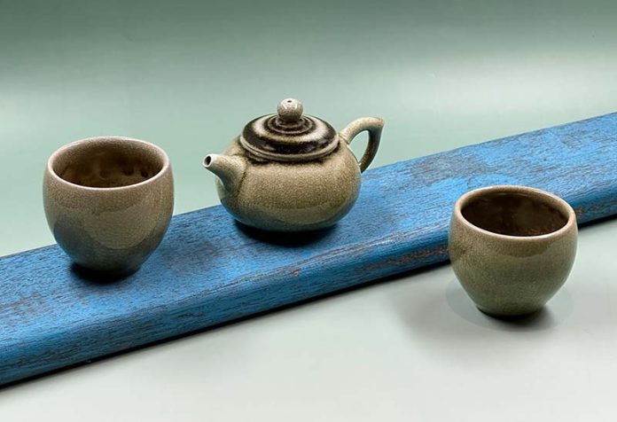 何志隆的翡翠青瓷瀹茶壺與茶甌。